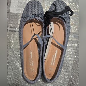 2/28$ Women's Textured Gray Flats
